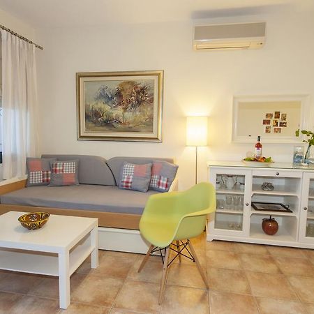 Apartment In Villa Rosebud Nikiana Exterior foto
