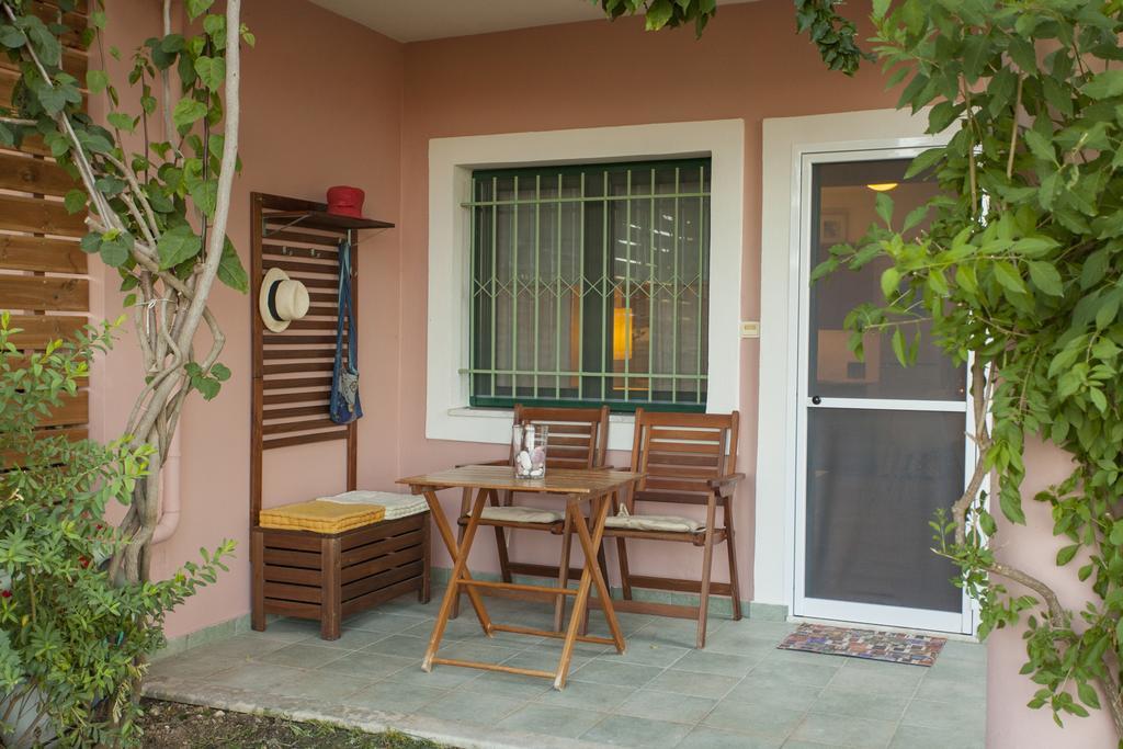 Apartment In Villa Rosebud Nikiana Exterior foto
