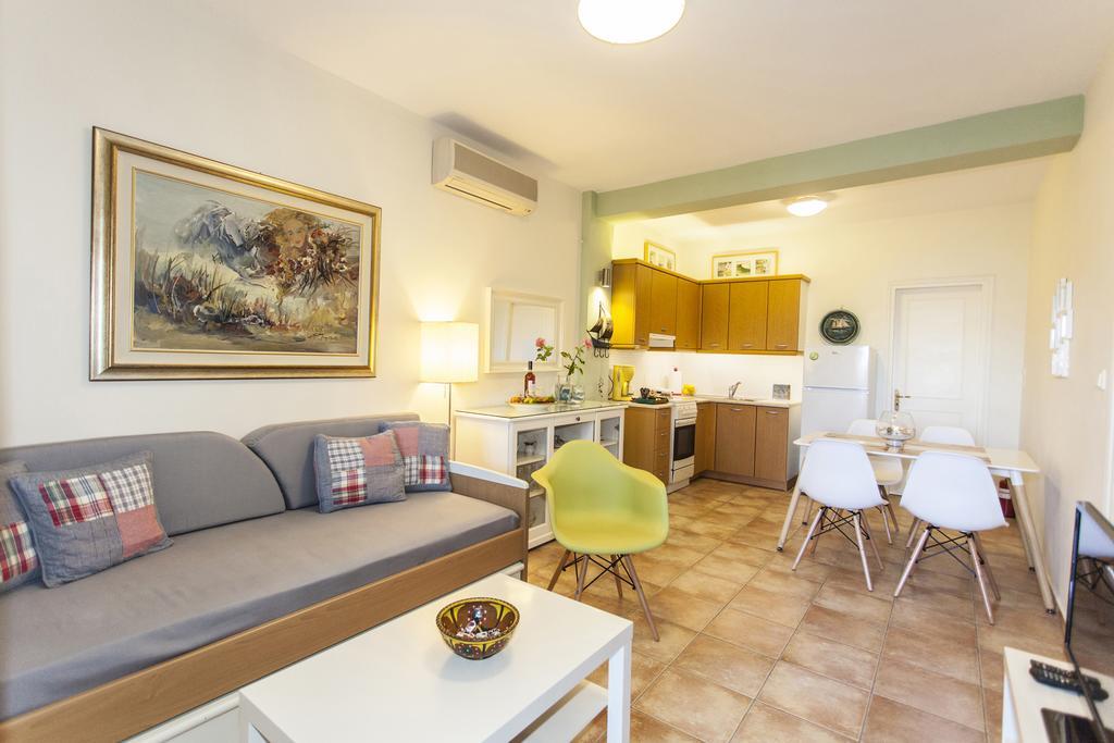 Apartment In Villa Rosebud Nikiana Exterior foto