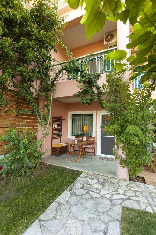 Apartment In Villa Rosebud Nikiana Exterior foto