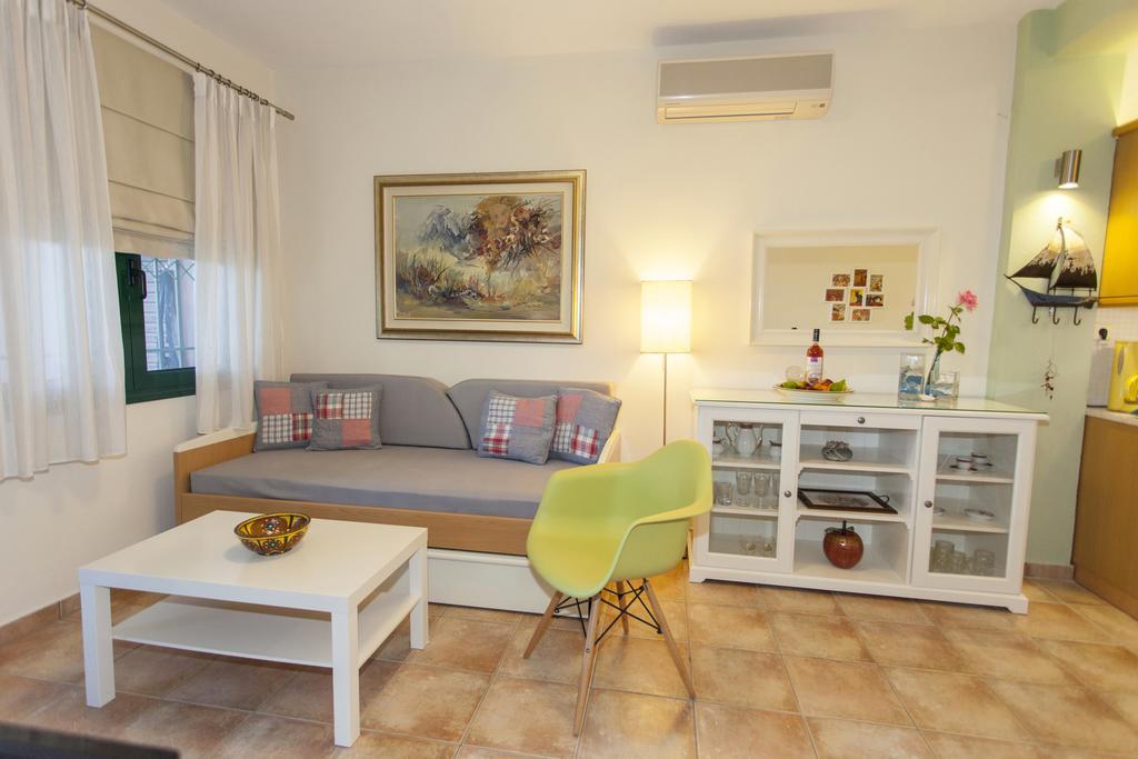 Apartment In Villa Rosebud Nikiana Exterior foto